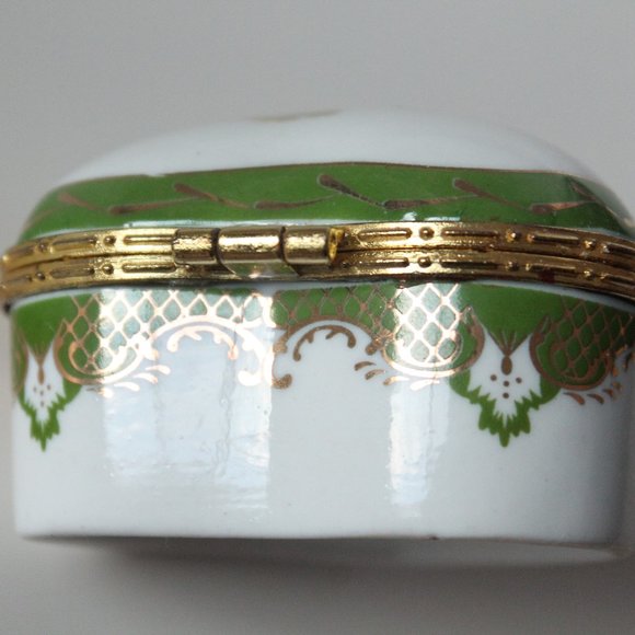Heart-Shaped Gold & Green Design Porcelain Jewelry Box with  Romantic Scene - Picture 9 of 16